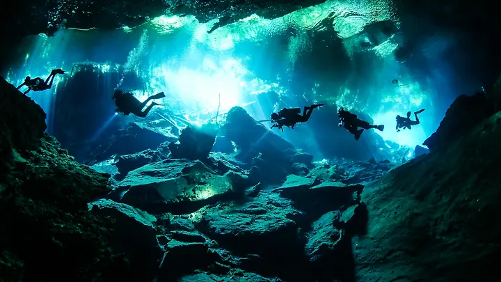 Kulkukan cenote at Chac Mool